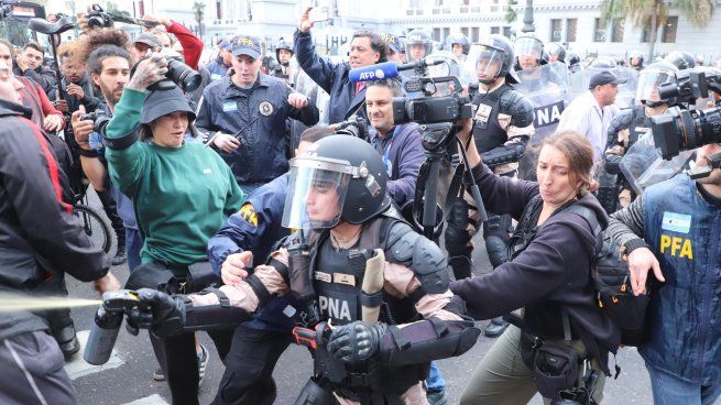 La polica reprimi la protesta de jubilados en el Congreso.