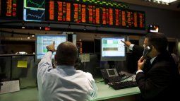 el bovespa subio un 0,5% y el real se deprecio un 0,4% a 3,87
