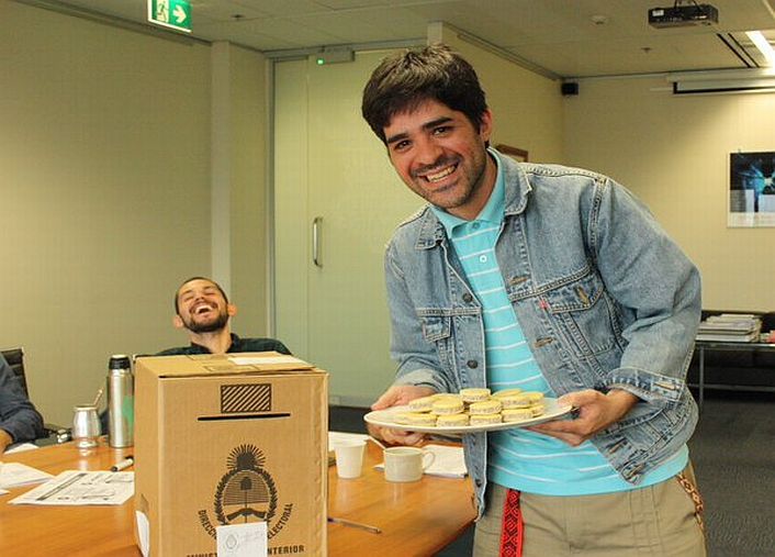 Un ciudadano argentino vota en Australia.