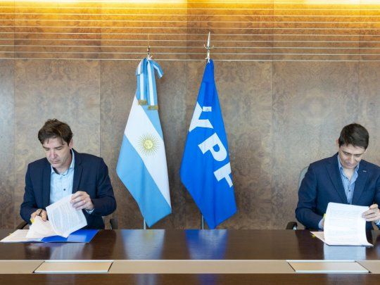 Pablo Martínez Carignano, director ejecutivo de la ANSV, junto a Sergio Affronti, CEO de YPF.