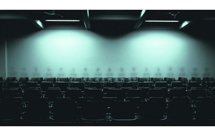 ámbito.com | Insomnio. Al ingresar a la muestra, la misteriosa platea de un cine en penumbra de Gabriel Valansi atrapan la mirada con sus luces fantasmagóricas.