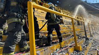 Los bomberos lograron controlar el incendio en la Bombonera. Los bomberos lograron controlar el incendio en la Bombonera.