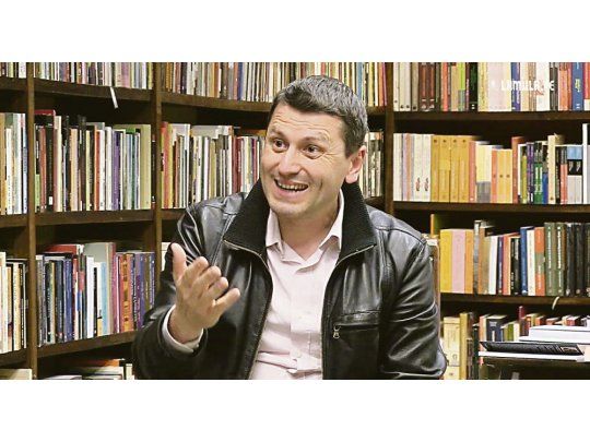Martel. “Hay que recordar lo que sostuvo Darwin: la especie que muere es la que no logra adaptarse a los cambios”.