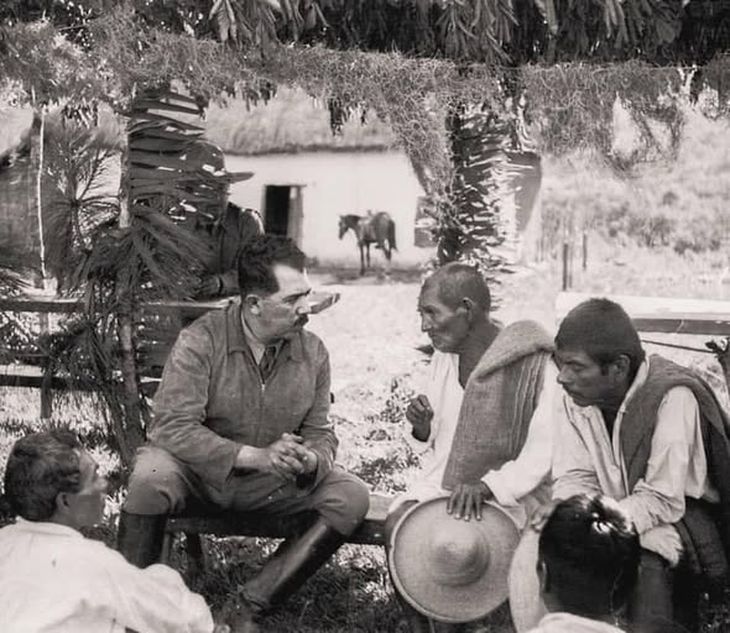 El presidente Lázaro Cárdenas firma en 1935, la resolución para el reparto de tierras ejidales en Michoacán. El presidente Lázaro Cárdenas firma en 1935, la resolución para el reparto de tierras ejidales en Michoacán.