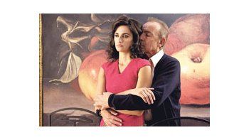 Penélope Cruz (esta vez sólo linda) y José María Gómez en «Los abrazos rotos», auténtico folletín de tono melodramático, que pone el artificio por encima de la pasión.