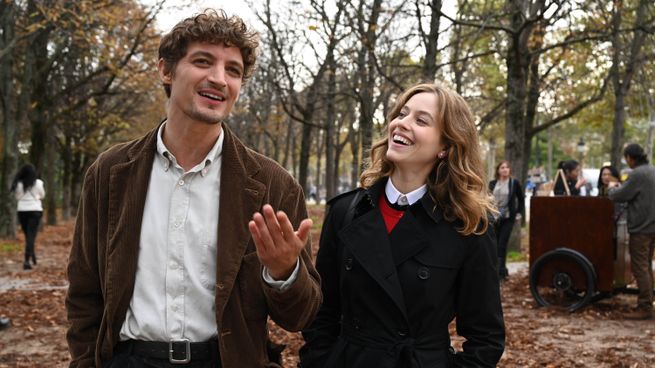 Lou de Laage y Niels Schneider en una escena de Golpe de suerte en París