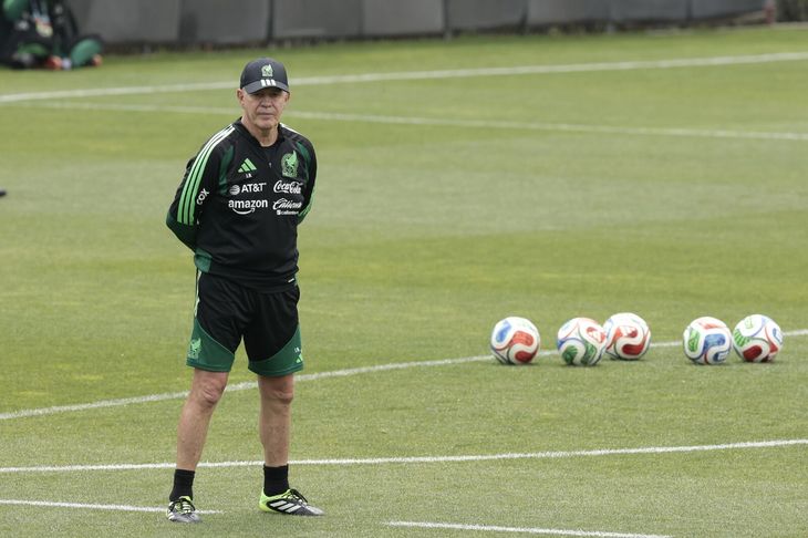 A Javier Aguirre no pensó aún quien será el capitán, aunque aclaró que, como en Sudáfrica, podrá haber más de uno. A Javier Aguirre no pensó aún quien será el capitán, aunque aclaró que, como en Sudáfrica, podrá haber más de uno.