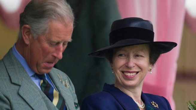 La princesa Ana junto a su hermano Carlos III.