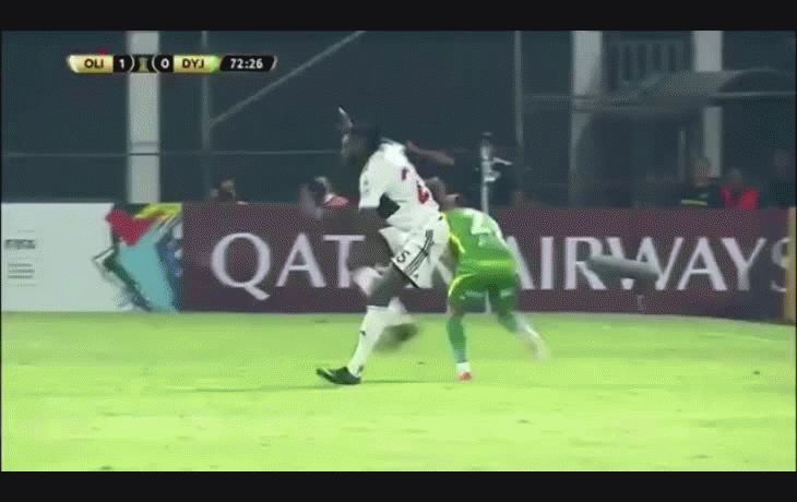adebayor se fue expulsado por una brutal patada a un jugador de defensa y justicia
