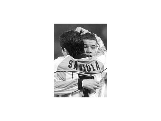 Saviola y D´Alessandro, el festejo de hombres de River.