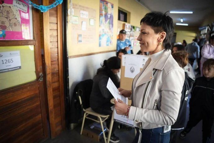 Mayra Mendoza ejerció su voto en Quilmes.