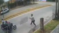Un comerciante evitó un robo tirándole una reja a dos motochorros