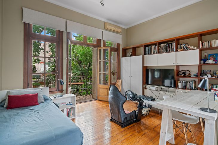 Uno de los dormitorios con balcón a la calle Uno de los dormitorios con balcón a la calle