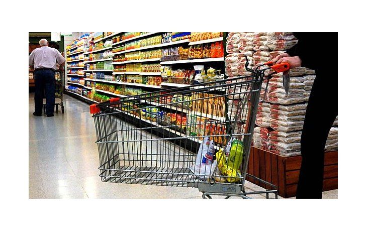 ámbito.com | Los changuitos se cargan 30% menos desde principios de año. Con la llegada de Cambiemos al Gobierno, los hábitos de los consumidores se modificaron y son similares a los de la crisis de 2001.