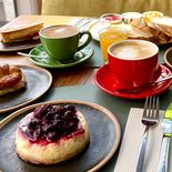 Buenos Aires cuenta con espacios que combinan desayunos tardíos y almuerzos en un solo servicio.