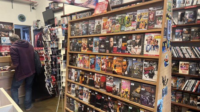 Existen locales que reinventaron el modelo del videoclub y hoy funcionan como puntos de venta.