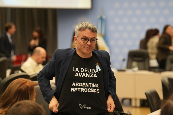 Como ya es costumbre, Esteban Paulón vistió una remera con un mensaje para el Presidente. Como ya es costumbre, Esteban Paulón vistió una remera con un mensaje para el Presidente.