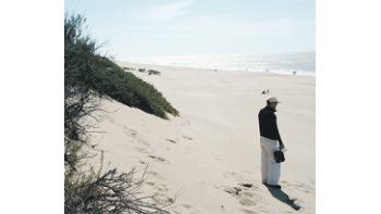 ámbito.com | El médano y el mar están conectados por anchas superficies de arena, ideales para largas caminatas y donde se pueden encontrar pequeños restos fósiles. Las construcciones balnearias están prohibidas en Mar de las Pampas.