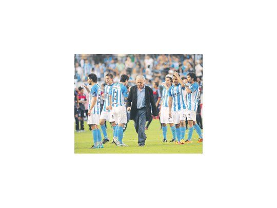 La cara de Alfio Basile lo dice todo. El técnico estuvo disconforme con el debut de su equipo en el campeonato y a pesar de las arengas y los cambios no lo pudo mejorar.