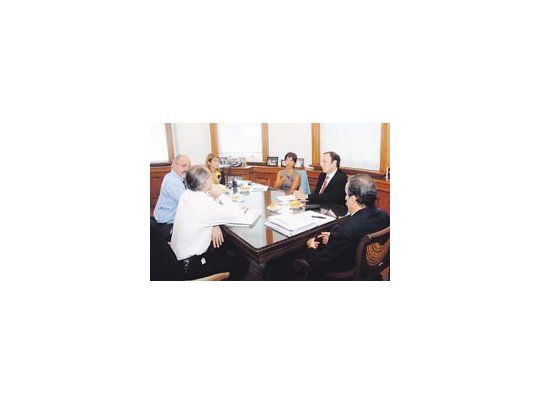 Los ministros de Trabajo, Carlos Tomada, y de la Producción, Débora Giorgi; y la presidenta del Banco Nación, Mercedes Marcó del Pont, acompañan al secretario de Comercio Interior, Guillermo Moreno, para explicar los planes oficiales de sostenimiento del empleo.
