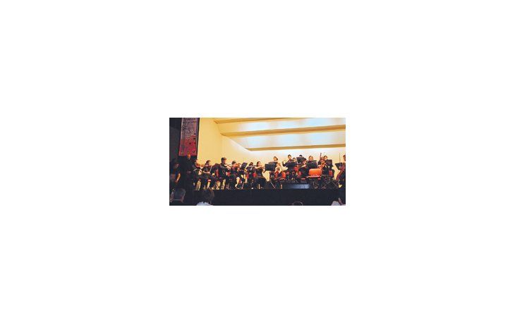 Javier Logioia Orbe sorprendió al público, y a la orquesta misma, al descender del podio apenas comenzada la «Pavana» de Fauré, para demostrar que en un buen ensamble lo importante son los ensayos.