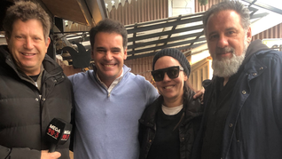 El programa contó con entrevistas exclusivas, entre ellas, al secretario de Turismo de Ushuaia, Gustavo Ventura, y también hubo regalos para los seguidores de la banda que se acercaron al lugar de transmisión, como entradas, pendrives y excursiones.