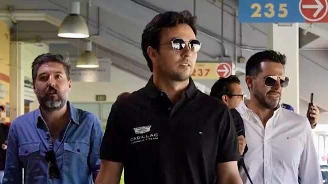 Sergio Pérez visitó las instalaciones en Charlotte y Silverstone para iniciar la preparación rumbo a 2026, dejando un mensaje de paciencia, progreso y trabajo en equipo como la base del ambicioso proyecto.