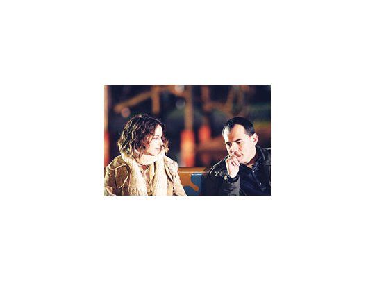 «El hombre que corría tras el viento» marca el buen doble debut del cantante Ismael Serrano (en la foto con Jazmín Stuart) como guionista y actor.