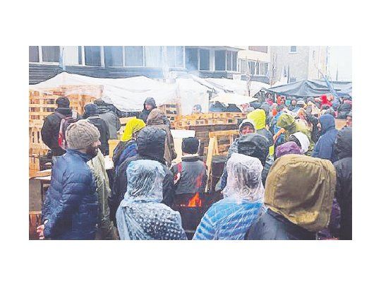 La protesta en el ingreso en la Casa de Gobierno, en la ciudad de Ushuaia, no logró aún ser destrabada por la Justicia, pese a los intentos de la gobernadora Bertone.