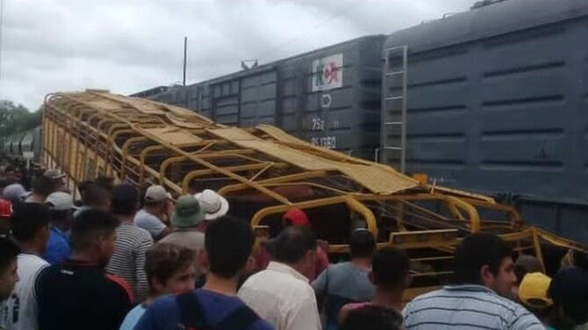 Decenas de vecinos se acercaron al lugar del accidente.