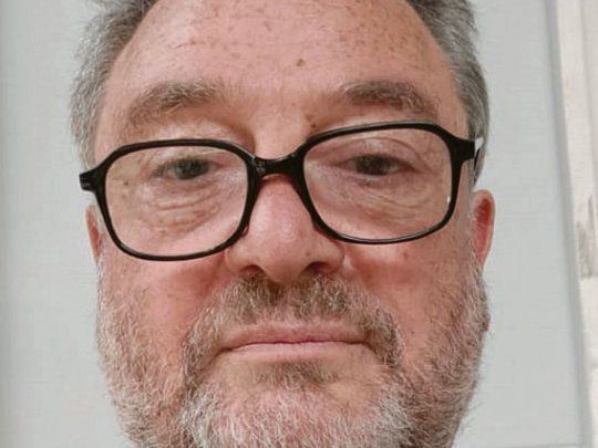 guebel. “Un resplandor inicial es su nueva obra”.