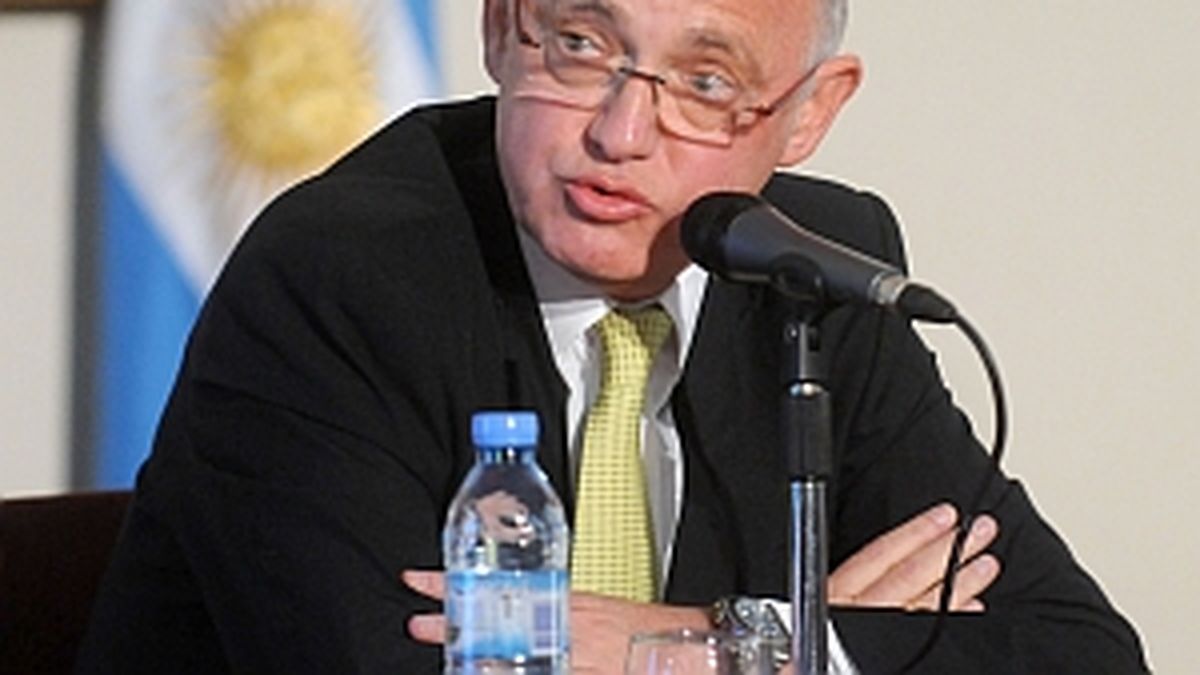 Timerman viaja a Caracas en apoyo a Chávez