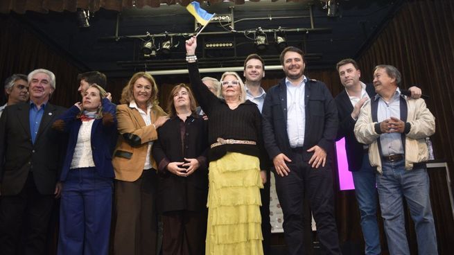 Elisa Carrió junto a Hernán Reyes y Marcela Campagnoli en el acto de lanzamiento de campaña del partido en Ciudad.&nbsp;