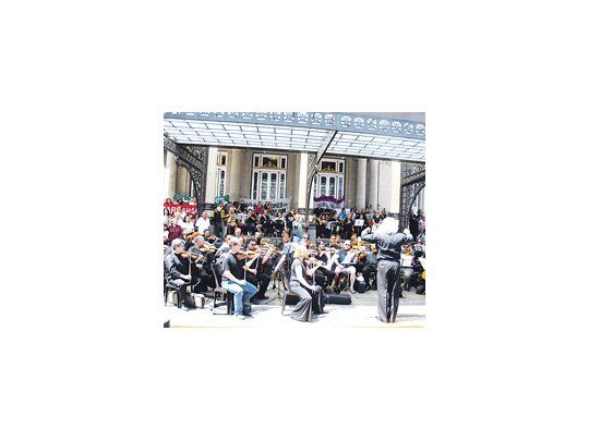 Miembros de las orquestas Estable y Filarmónica ofrecieron ayer un concierto en el acto en que delegados gremiales comunicaron la decisión de continuar la suspensión de actividades en el Colón.