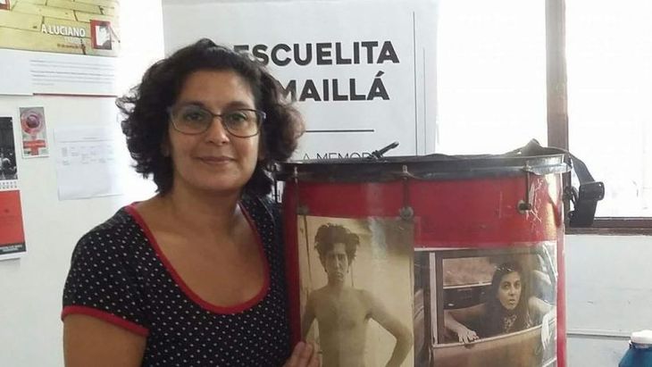 María Coronel con un bombo que la acompaña en las marchas, con las fotos de sus padres. María Coronel con un bombo que la acompaña en las marchas, con las fotos de sus padres.