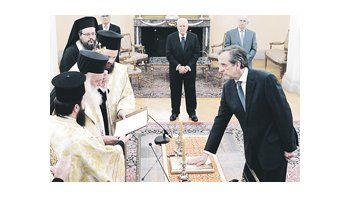 Andonis Samarás jura ante autoridades religiosas griegas y en presencia del presidente Karolos Papulias.