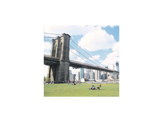 El Brooklyn Bridge Park es una gran opción para pasear, descansar y obtener hermosas vistas de la ciudad.