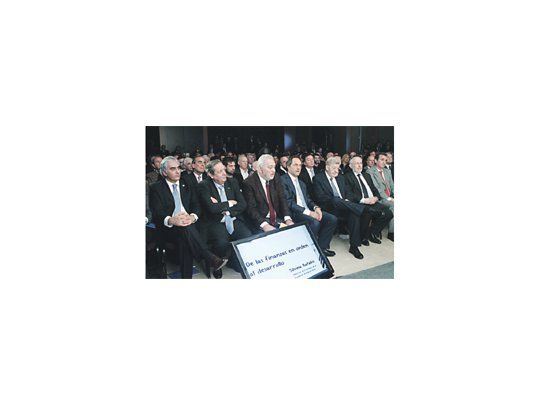 En el lanzamiento de la Fundación Desarrollo Argentino (DAR) -think tank sciolista- estuvieron (de izq. a der.): Santiago Montoya, presidente del Grupo Provincia; Osvaldo Rial, titular de UIPBA; Rafael Perelmiter, exministro de Economía bonaerense; Daniel Scioli; Miguel Bein; Mario Blejer y Francisco Pérez, gobernador de Mendoza.