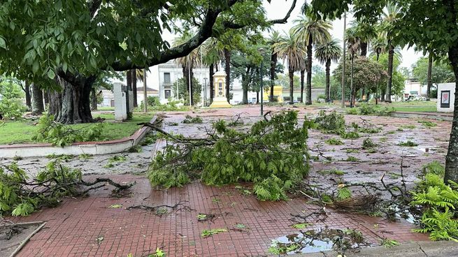 Uruguay sufrió un temporal que dejó dos muertos.