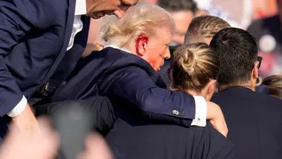 Donald Trump es retirado del escenarios tras el ataque.