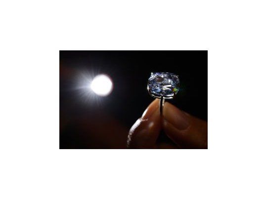 Un raro diamante azul marcó el récord de precio de venta en una subasta