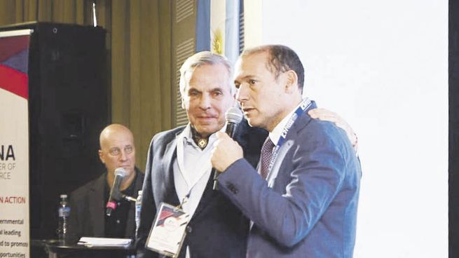 respaldo. El exgobernador de Neuquén, Jorge Sapag, acompañó la presentación de Omar Gutiérrez en la Argentina-Texas Summit que se realizó en la ciudad capital de la provincia.