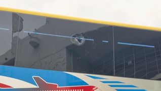 otra vez violencia: hinchas de u. de chile apedrearon el micro que transportaba a lanus otra vez violencia: hinchas de u. de chile apedrearon el micro que transportaba a lanus