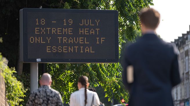 Avisos de precaución por la ola de calor en las calles de Londres.