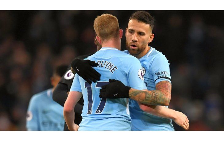 Otamendi se abraza con el belga De Bruyne luego de su gol, que significó el empate parcial de Manchester City ante West Ham.