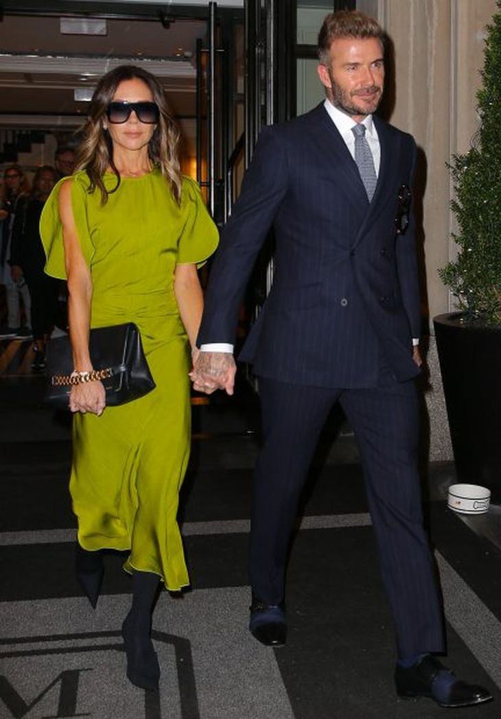 Victoria Beckham luce el vestido viral de su colección en un color verde lima. 