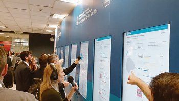 Tensión. El centro de computos anoche. Hubo demoras que en gran medida se debieron a la decisión de la jueza María Servini de obligar a reunir un piso de votos en los principales distritos antes de darlos a publicidad.&nbsp;