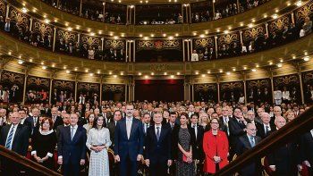 Postal. Mauricio Macri, los reyes Felipe VI y Letizia, y el gobernador Juan Schiaretti, a la cabeza de la inauguración ayer del Congreso en el espléndido Teatro del Libertador General San Martín, remodelado para la ocasión.
