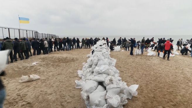 Los ciudadanos de Odesa se preparan para repeler a las tropas rusas.