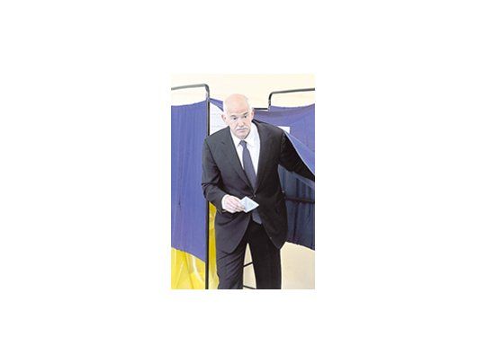 El primer ministro griego, Yorgos Papandréu, ayer, al votar en los comicios municipales. El mandatario había presentado la contienda electoral como un plebiscito sobre su gestión en el marco de la actual crisis económica.